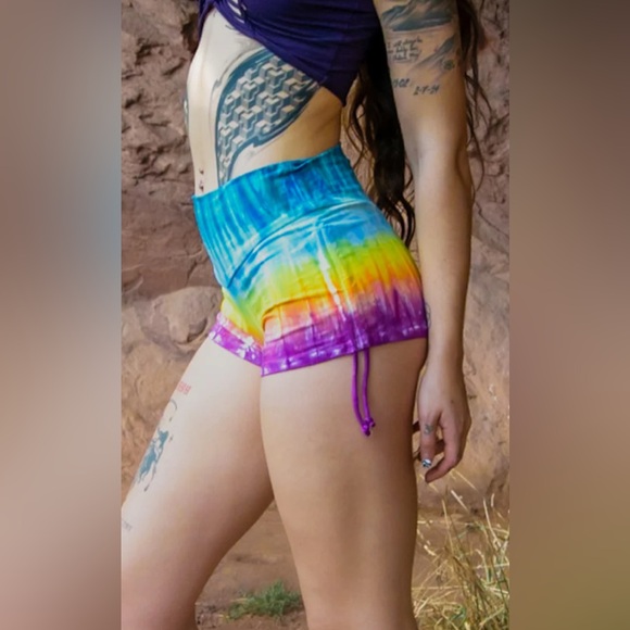 Psychedelic booty shorts - Picture 8 of 8